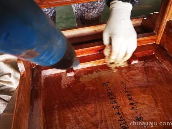 红木家具保养上蜡步骤7 红木家具保养上蜡步骤7